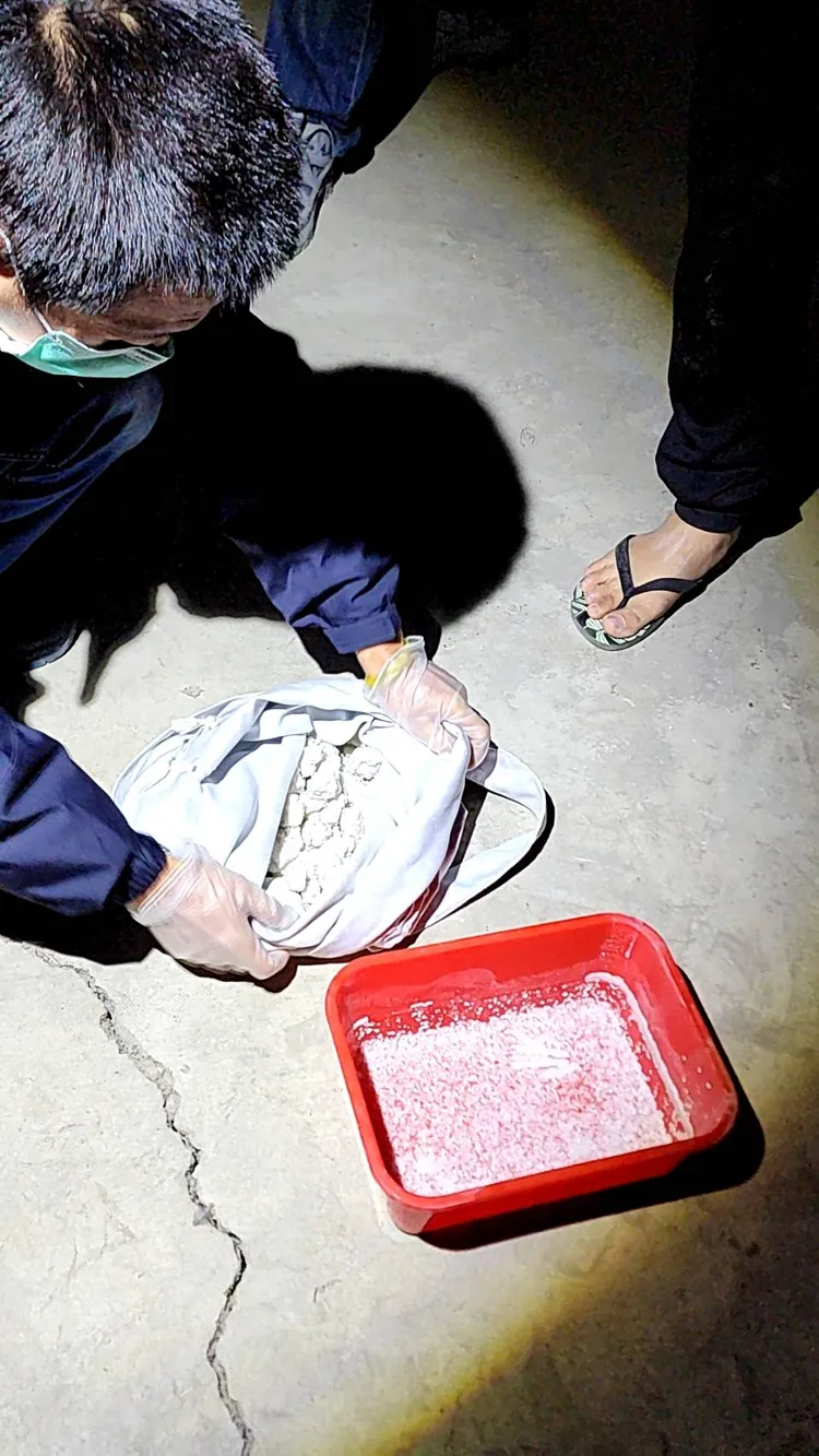 警方帶李嫌前往屏東萬丹起獲K他命成品241公克、半成品1.35公斤。讀者提供