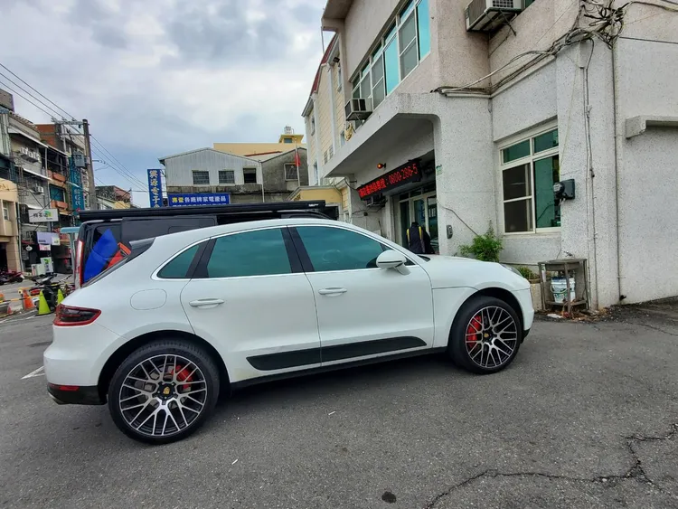 李姓男子昨晚駕駛白色保時捷休旅車到大寮分駐所說明，被警方查出是製毒共犯。王勇超攝