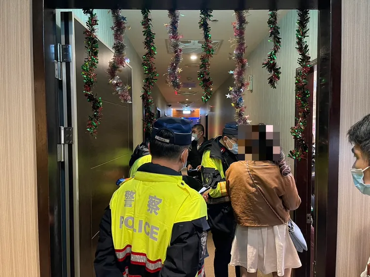 板橋警方對旅館入住民眾確認身分，避免有民眾遭到囚禁。警方提供