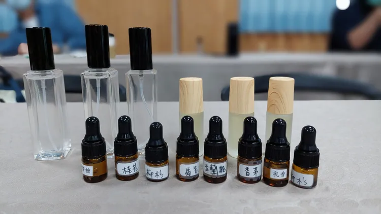 萃取完成的各式精油。羅東林管處提供