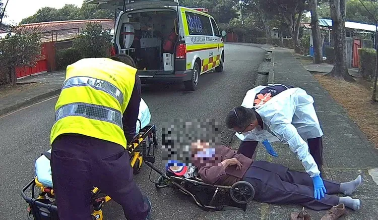 老翁走在人行道時，疑似因重心不穩跌倒。民眾提供