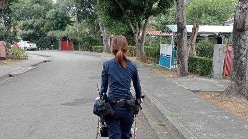 超美背影正面曝光！好心女警助跌倒翁送醫　還幫了這件事