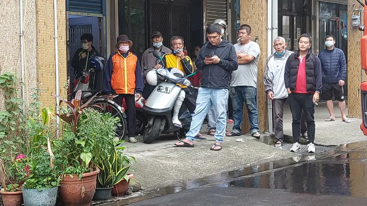 發生火警時，劉父（機車上黃衣男）一樓客廳看電視，不知道樓上失火、3名子女受困火場。楊永盛攝