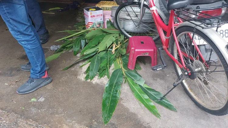 火警發生時，祖母和女員工在騎樓包肉粽，根本不知道樓上發生火警。楊永盛攝