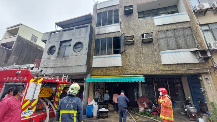 銅鑼鄉永樂路透天厝中午發生大火，奪走3名姊弟寶貴性命。楊永盛攝