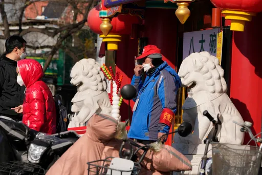 中國發布新10條鬆綁疫情防控 民眾搶藥囤口罩