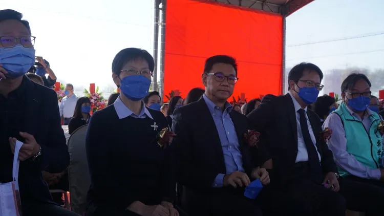 達麗建設董事長謝志長(中)指出，橋科發展將為北高雄房市產生重大影響。葉家銘攝