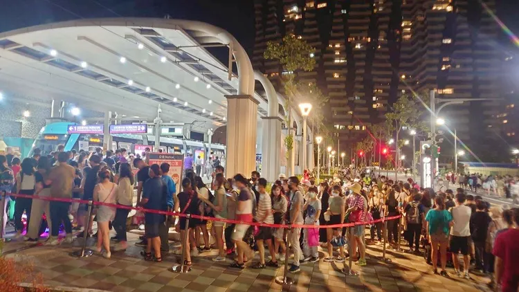 淡海輕軌漁人碼頭站煙火疏運人潮。新北捷運公司提供