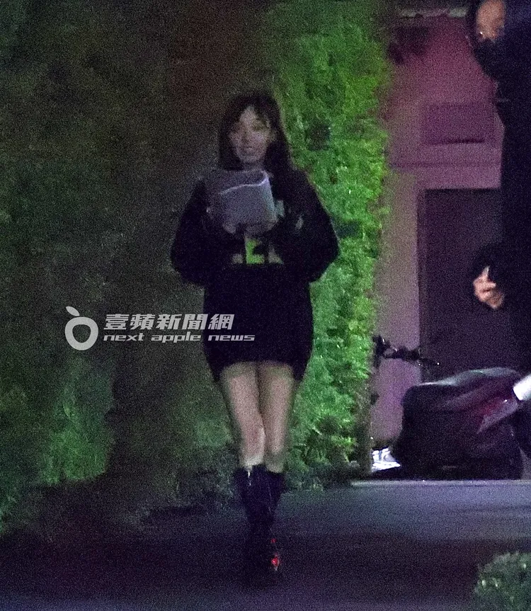 林襄站在路邊拿著劇本練習，相當有模有樣。特勤中心攝