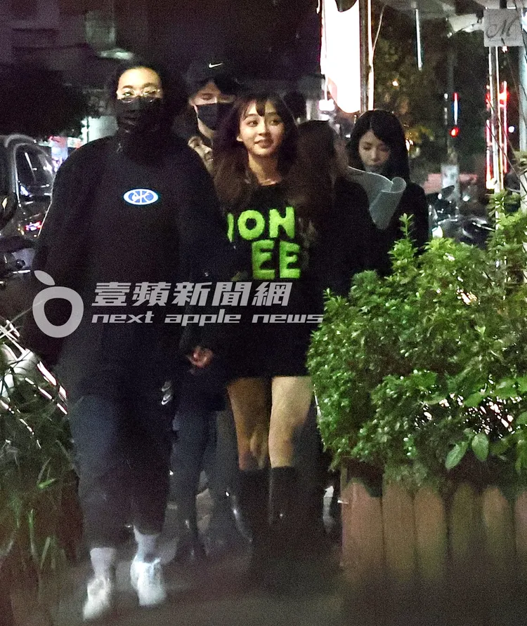 林襄（右）跟著一行人繼續在餐酒館附近找點練習劇本。特勤中心攝