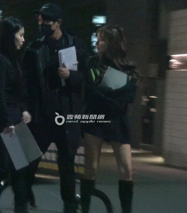 當晚天氣寒冷，林襄（右）露辣腿、穿長靴與學員們邊走邊聊天。特勤中心攝