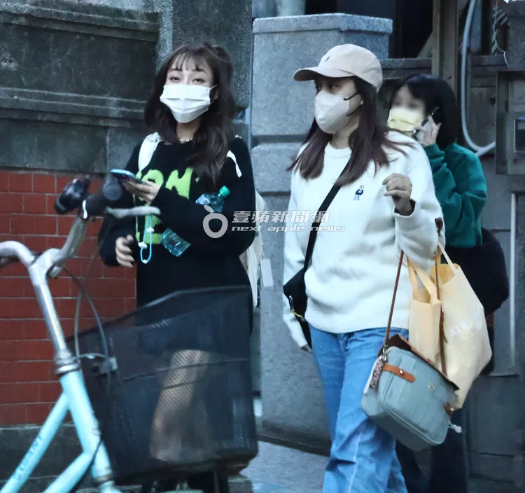 林襄（左）結束品牌活動後，換上私服，與新助理去取車，趕往下個行程。特勤中心攝