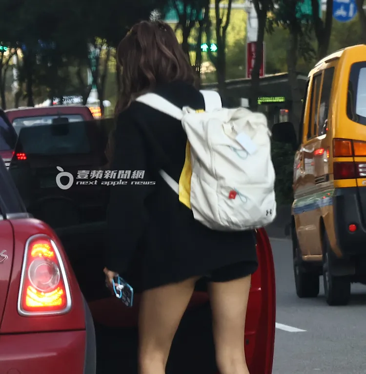 林襄露出屁股蛋，關上車門後走進一棟商辦大樓。特勤中心攝