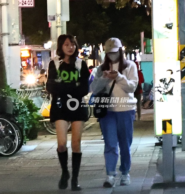 直到傍晚6點，林襄（左）才與助理走出大樓取車。特勤中心攝