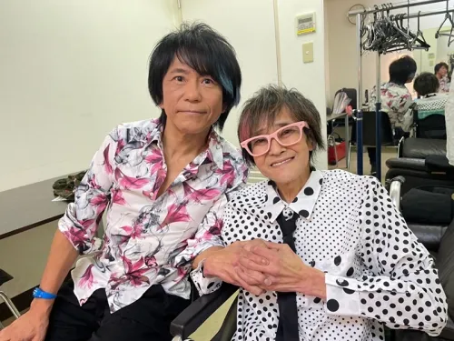 笠浩二（右）近年消瘦坐輪椅。翻攝笠浩二官網