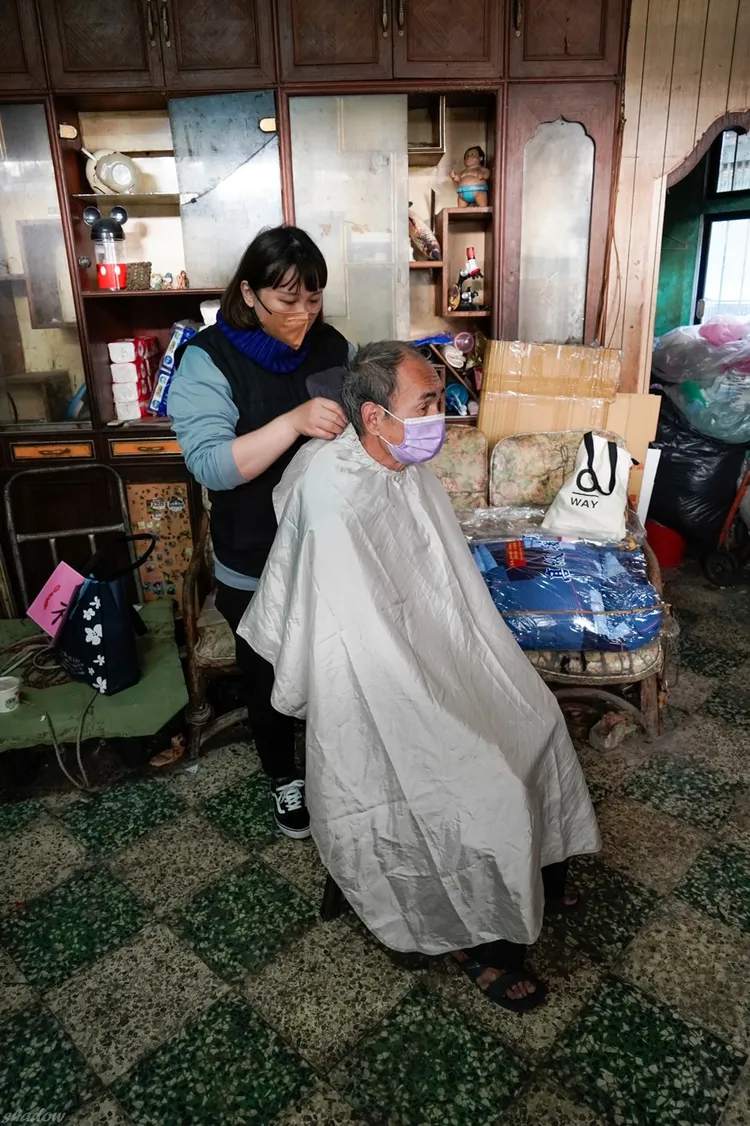 竹東區社會福利服務中心本月間媒合髮型設計師，為竹東鎮許多弱勢家庭義剪頭髮。縣府提供