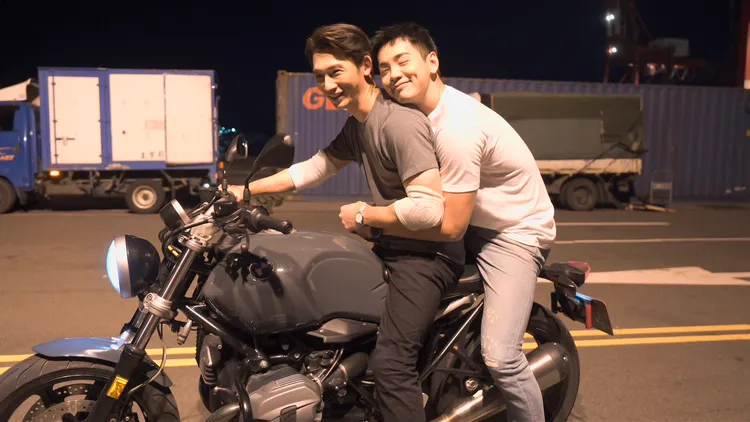 禾浩辰（右）在重機後座甜蜜環抱温昇豪。群之噰傳播提供