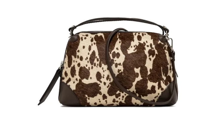 Alifa乳牛紋印花輕量包，9400元。品牌提供