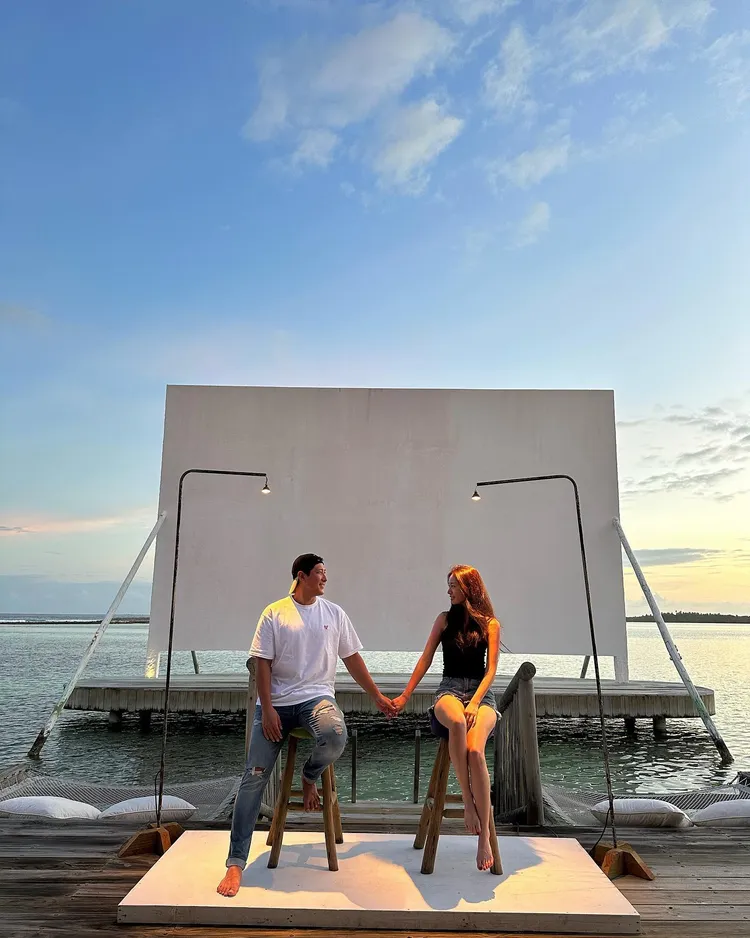 芝妍(右)和老公黃載均在馬爾地夫享受新婚的幸福。翻攝芝妍IG