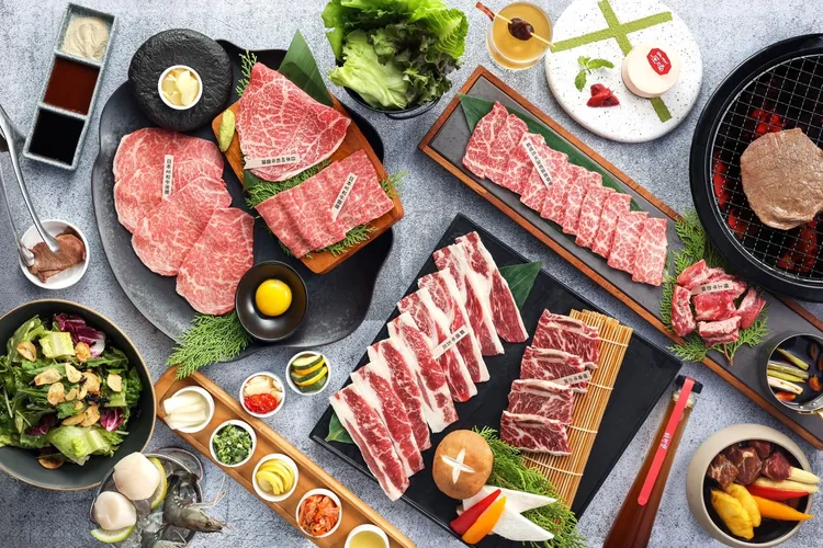 2023/1/9起至「Oh my!原燒」內用消費不限金額，即可獲得兔年限定的春聯、貼紙1份，掃描QR code還可領取「雪花板腱牛」贈菜券。業者提供