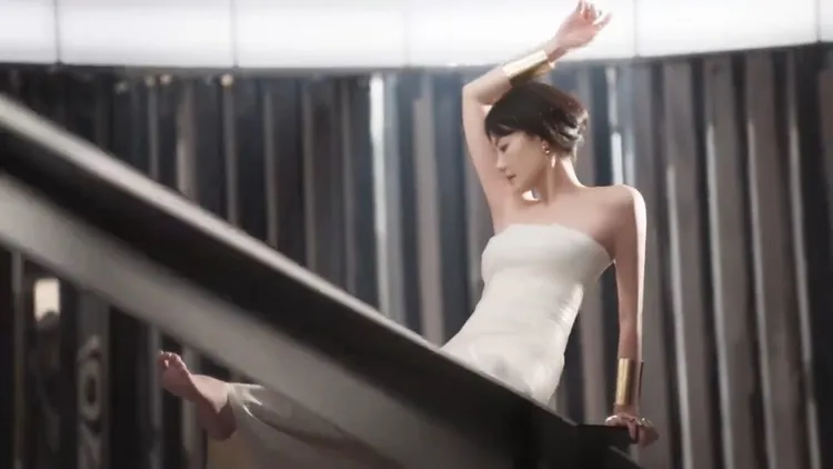 王菲為赫蓮娜120周年拍攝宣傳短片。翻攝品牌微博影片