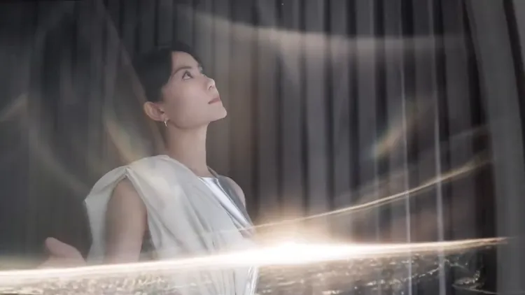 王菲為赫蓮娜120周年拍攝宣傳短片。翻攝品牌微博影片