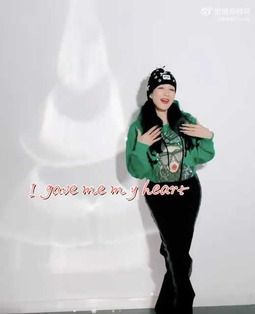 鍾麗緹聖誕節獻唱《Last Christmas》祝福粉絲。翻攝自鍾麗緹微博