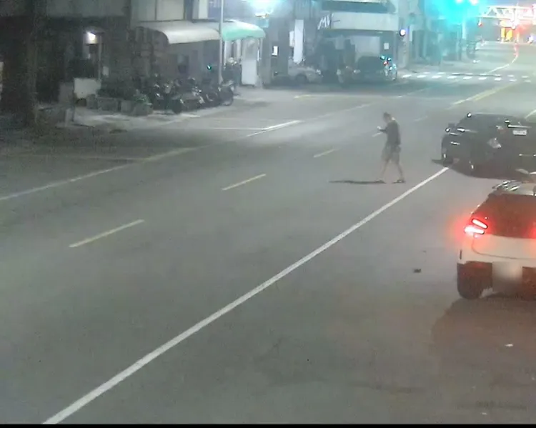 肇事車輛將黑色轎車撞得衝到路上，肇事駕駛下車察看後，竟棄車逃逸。讀者提供