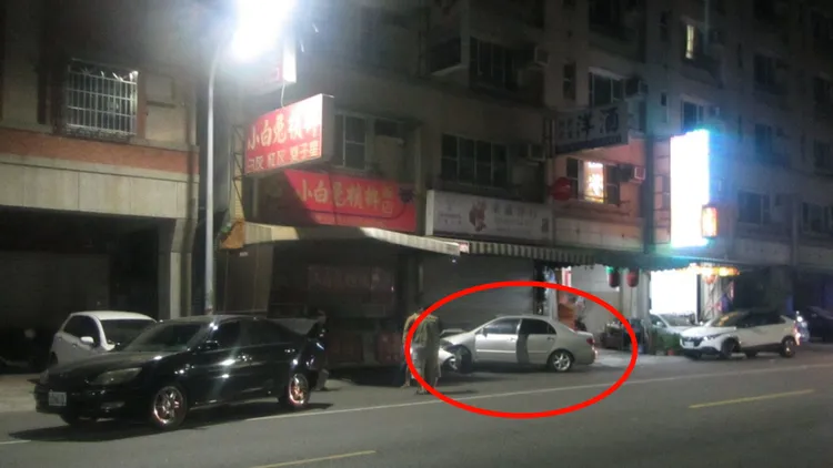 銀色轎車衝撞停在路邊的2部汽車。讀者提供