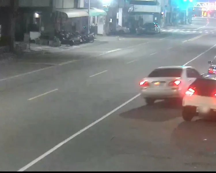 肇事車輛擦撞白色轎車。讀者提供