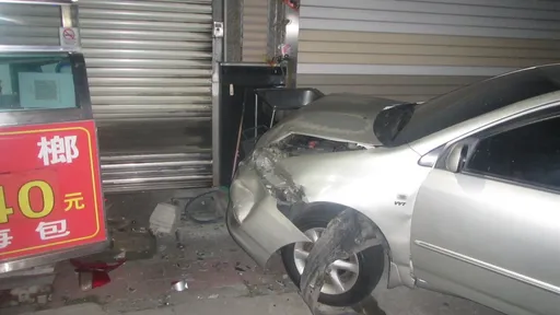 又見肇逃！他連撞2車裝沒事棄車落跑　影片裡「這舉動」讓人拳頭硬了