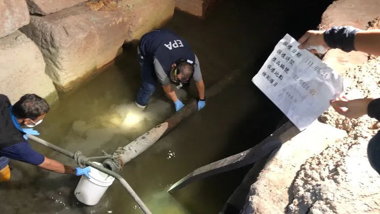警方會同環保局抽驗水質。桃園地檢署提供