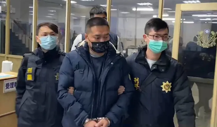 在台中青海南街遊藝場門口開槍的詹姓嫌犯，晚間從台南白河分局押回台中。民眾提供