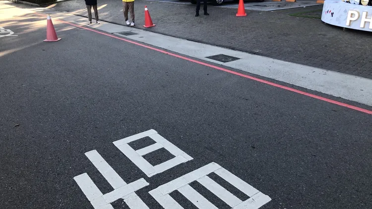 馬路上尋獲10多個彈殼及子彈。周庭慶攝