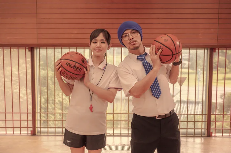 黃明志（右）與蒼井空一起做運動。亞洲通文創提供