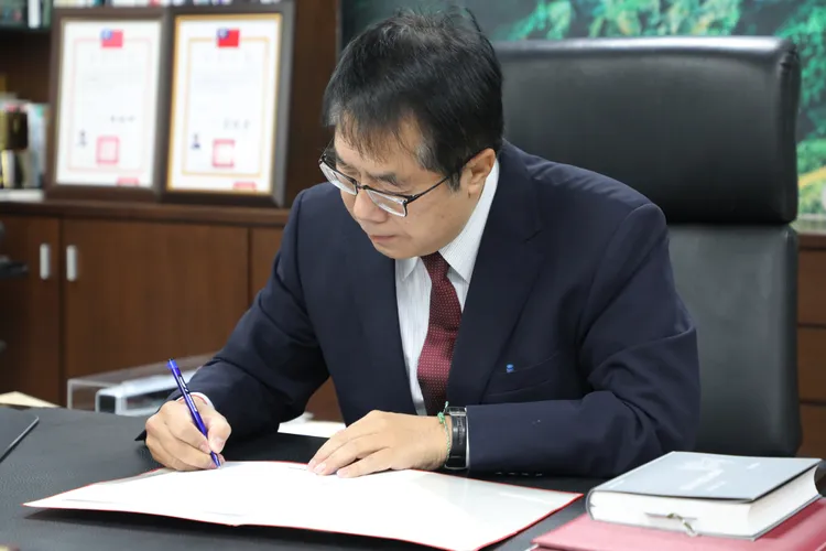 黃偉哲今簽署首份公文。市府提供