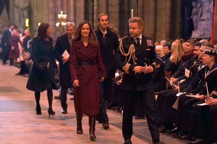 凱特王妃的妹妹琵琶（中）也穿紅色系大衣亮相。美聯社