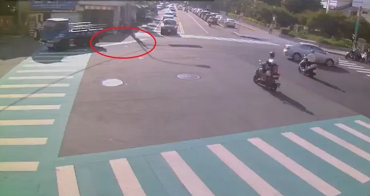 小貨車經過路口留下油漬。讀者提供