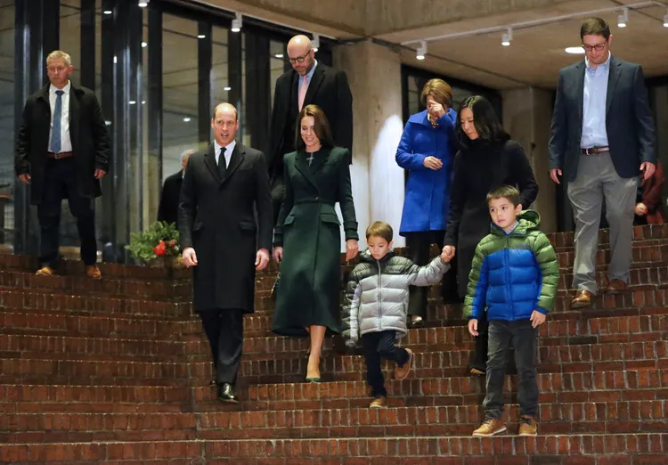 波士頓市長吳弭一家人與威廉王儲夫婦步下市政廳台階。美聯社