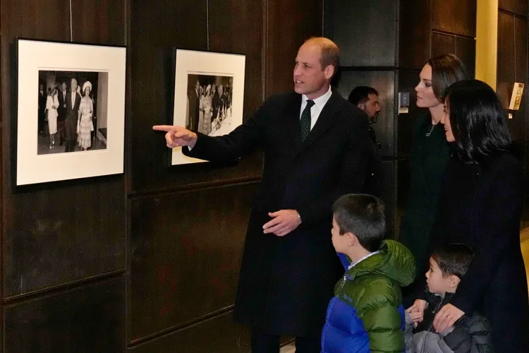 威廉與凱特端詳已故英國女王伊莉莎白二世昔日訪問波士頓時的留影。美聯社