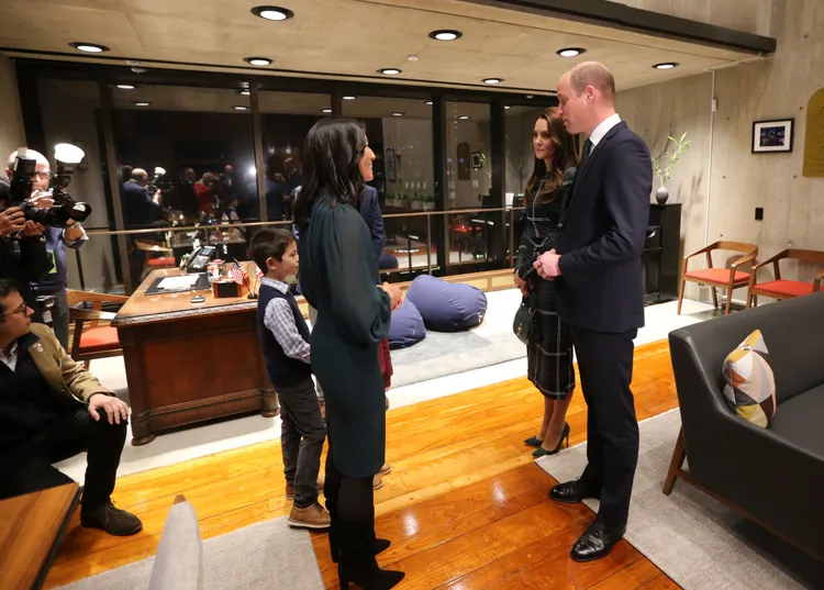 波士頓市長吳弭在市長辦公室接待威廉夫婦。美聯社