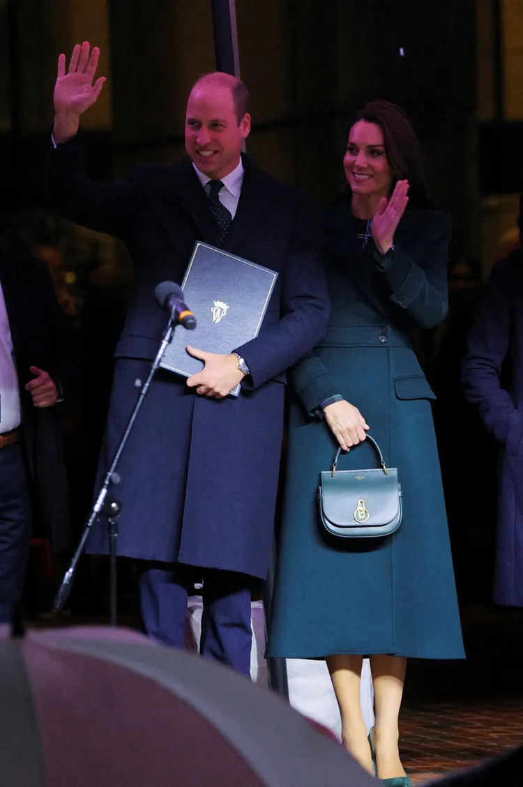 威廉王子與凱特王妃在波士頓市政廳外亮相，向周遭人士揮手致意。路透社