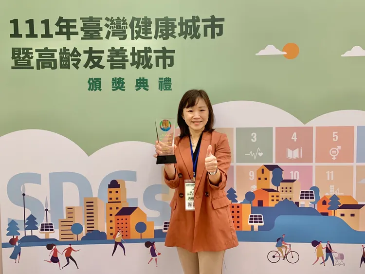 新北市立淡水古蹟博物館獲中央肯定，勇奪「111年臺灣健康城市暨高齡友善城市」高齡友善城市類的無礙獎，由館長黃麗鈴代表出席領獎。館方提供
