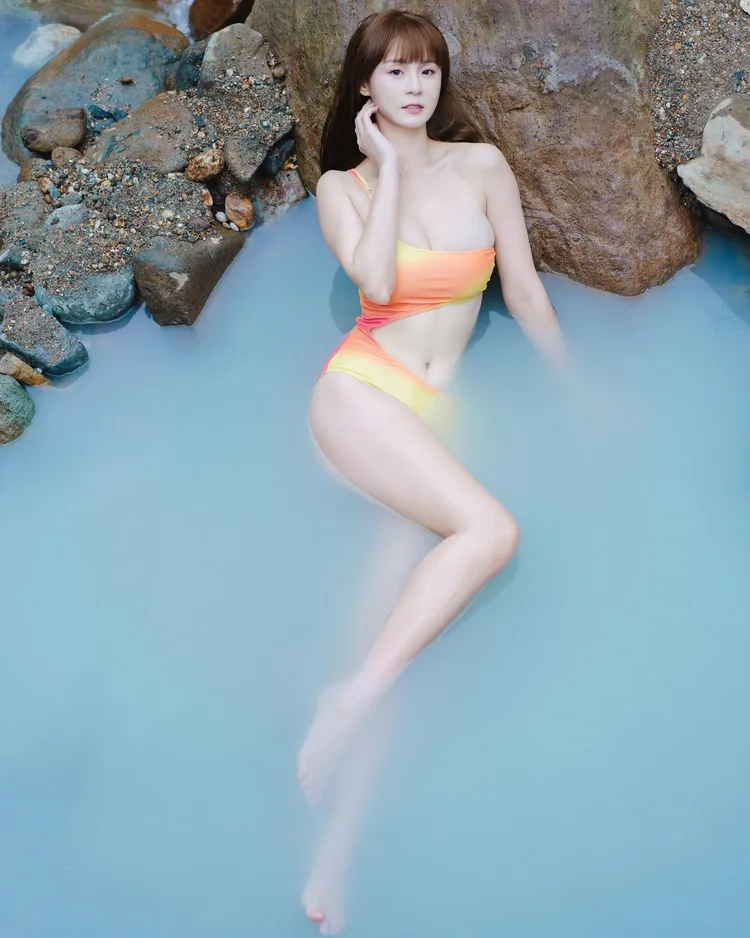 網友看到快溢出的E奶都嚇到了。翻攝IG/sammie_923