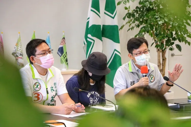 小桃子媽媽上月中旬在立委張廖萬堅與市議員林祈烽陪同下，揭露愛女遭保母施虐事件引發外界關注。取自立委張廖萬堅臉書