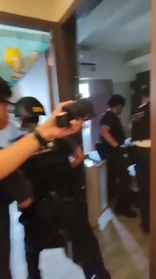 警方攻堅進入出租套房。讀者提供