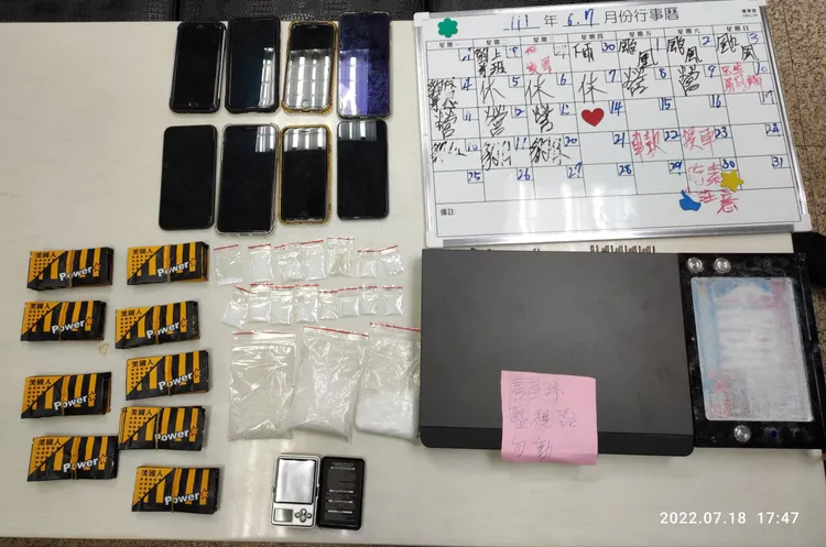 警力查扣的毒咖啡等證物。讀坦提供