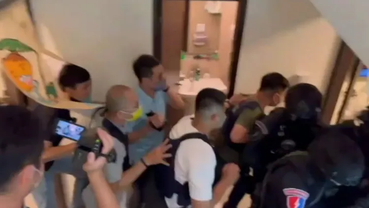 警方攻堅進入屋內。讀者提供