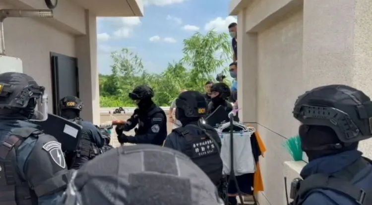 維安特勤中隊員警從頂樓破門攻堅。讀者提供