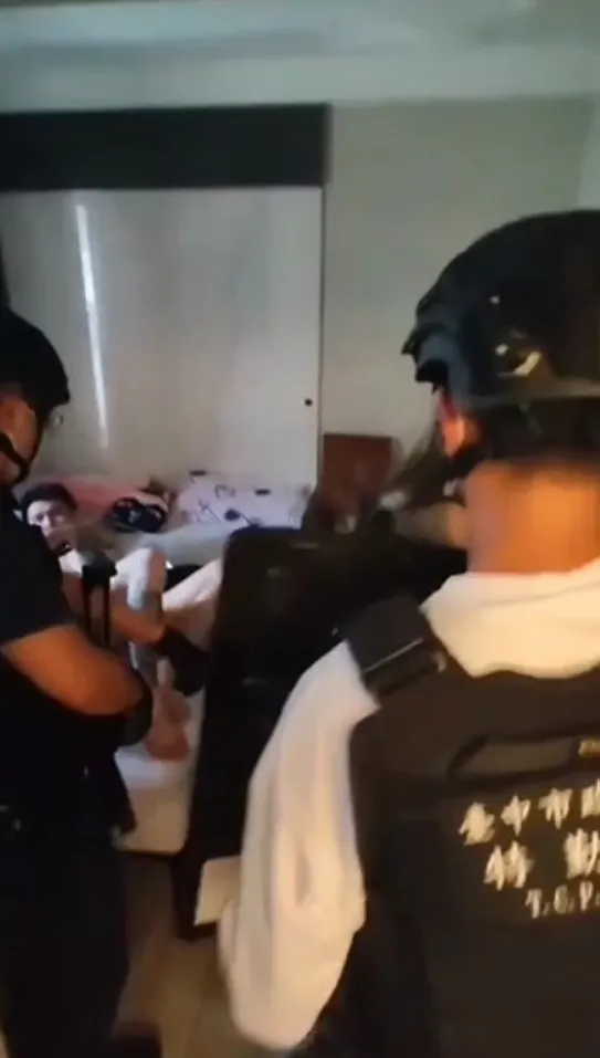 警方攻堅進入發現一對男女躺在床上，黃姓男嫌來不及穿衣束手就逮，女子則是酒店妹。讀者提供